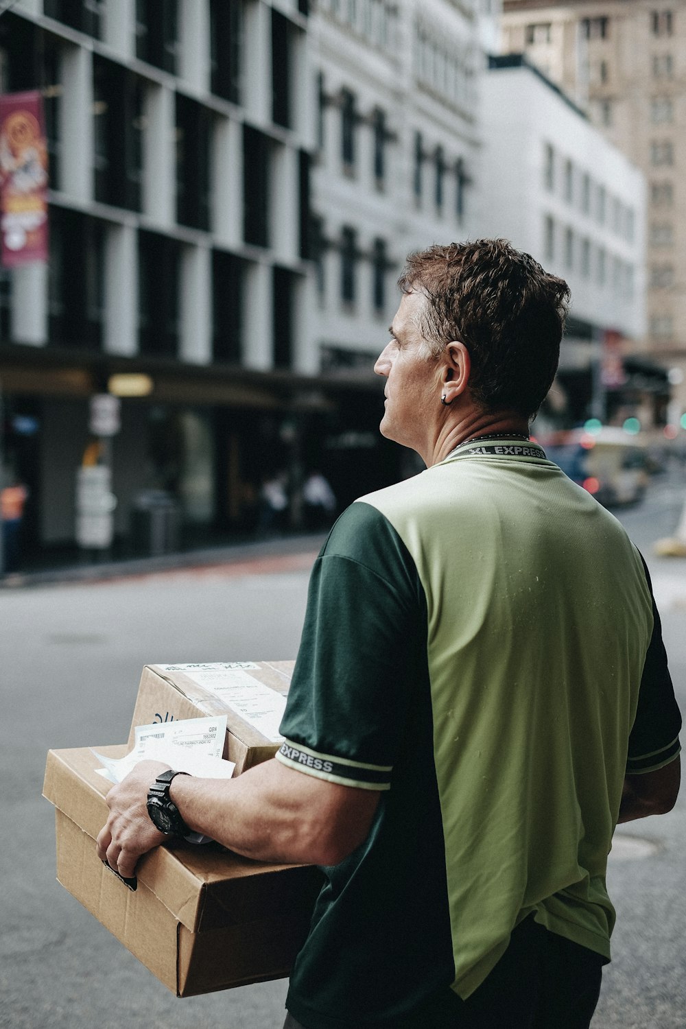 Hombre cargando cajas de cartón durante el día