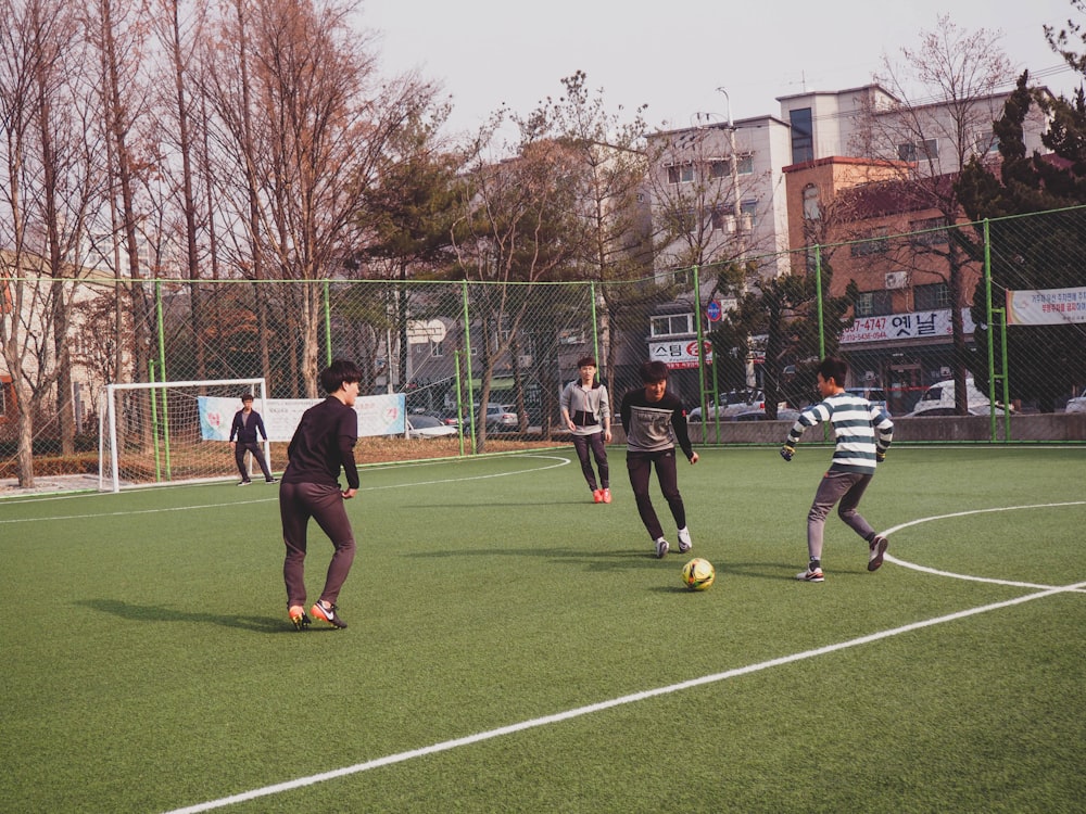 フィールドでサッカーをする男の子