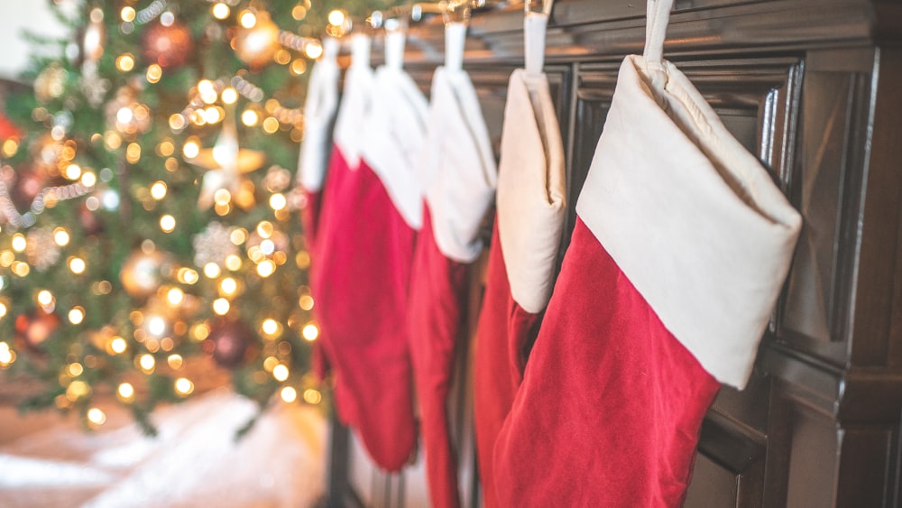 decoração de luvas de Natal vermelhas e brancas