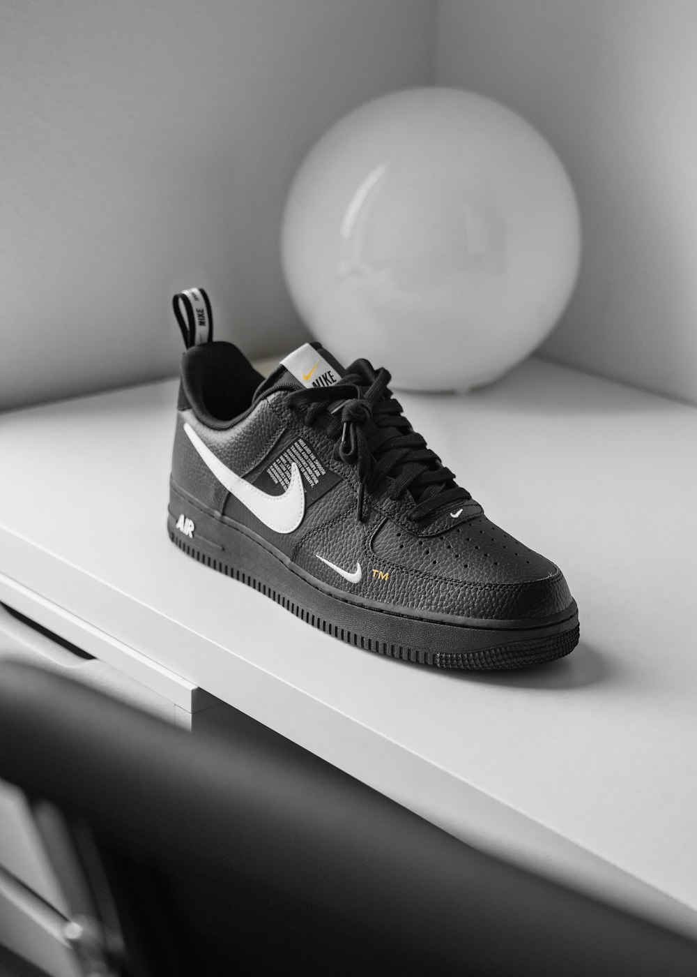 unpaired OFF WHITE X Nike Air Force 1 low-top sneaker photo – Free Shoes  Image on Unsplash