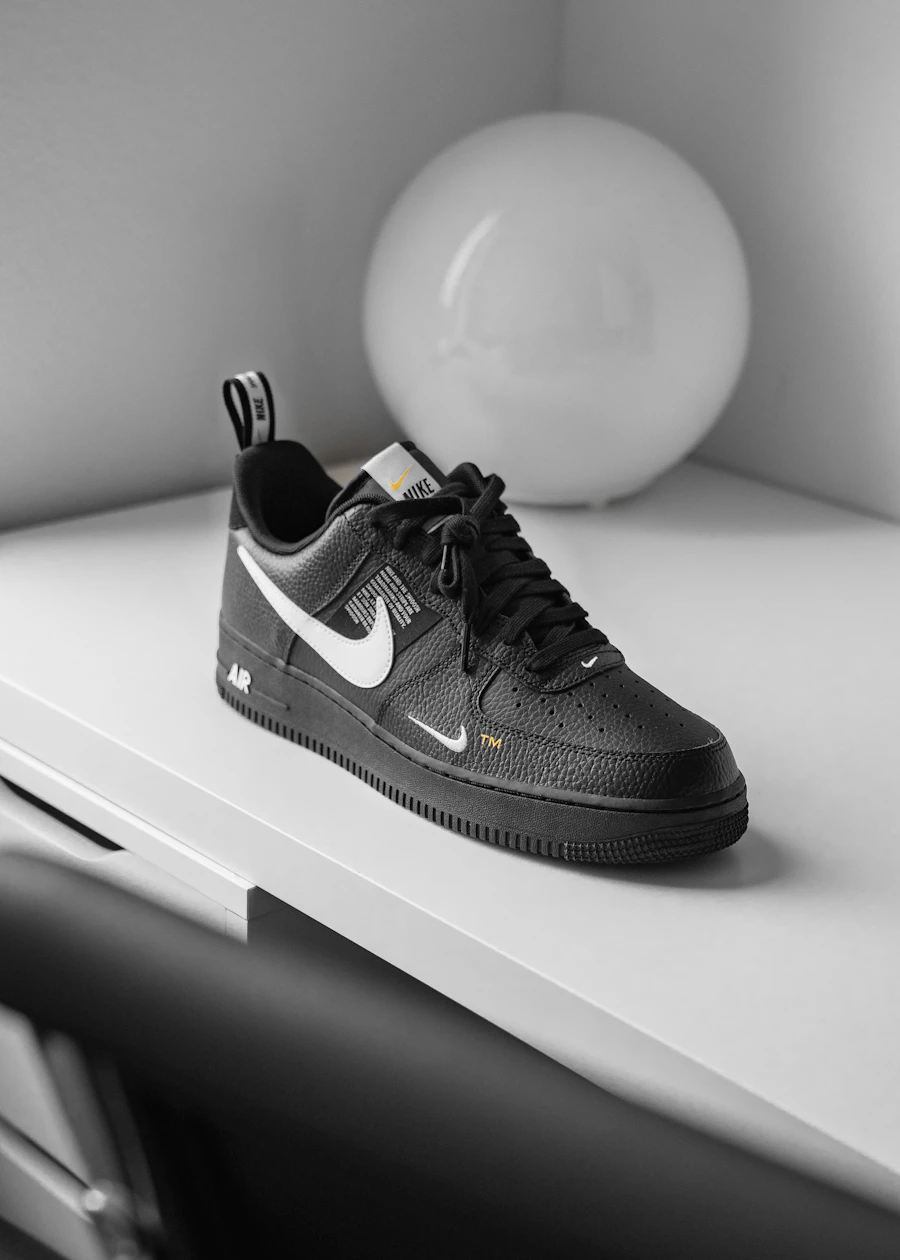 Par de tenis casuales sobre fondo neutro