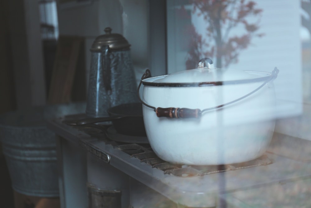 white cooking pot