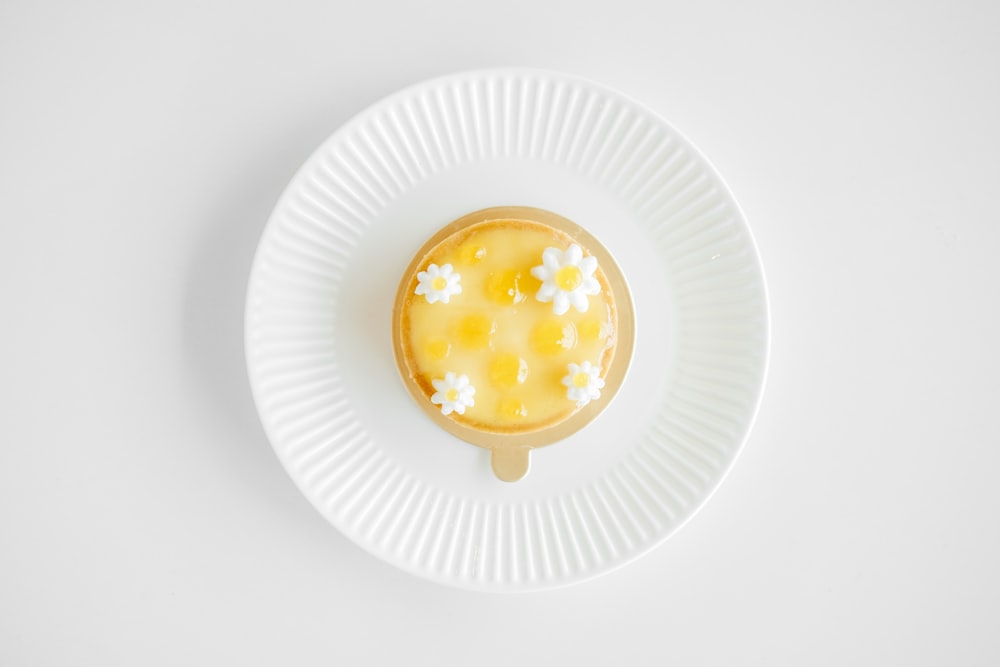 흰 접시에 커스터드 케이크의 플랫 레이 사진