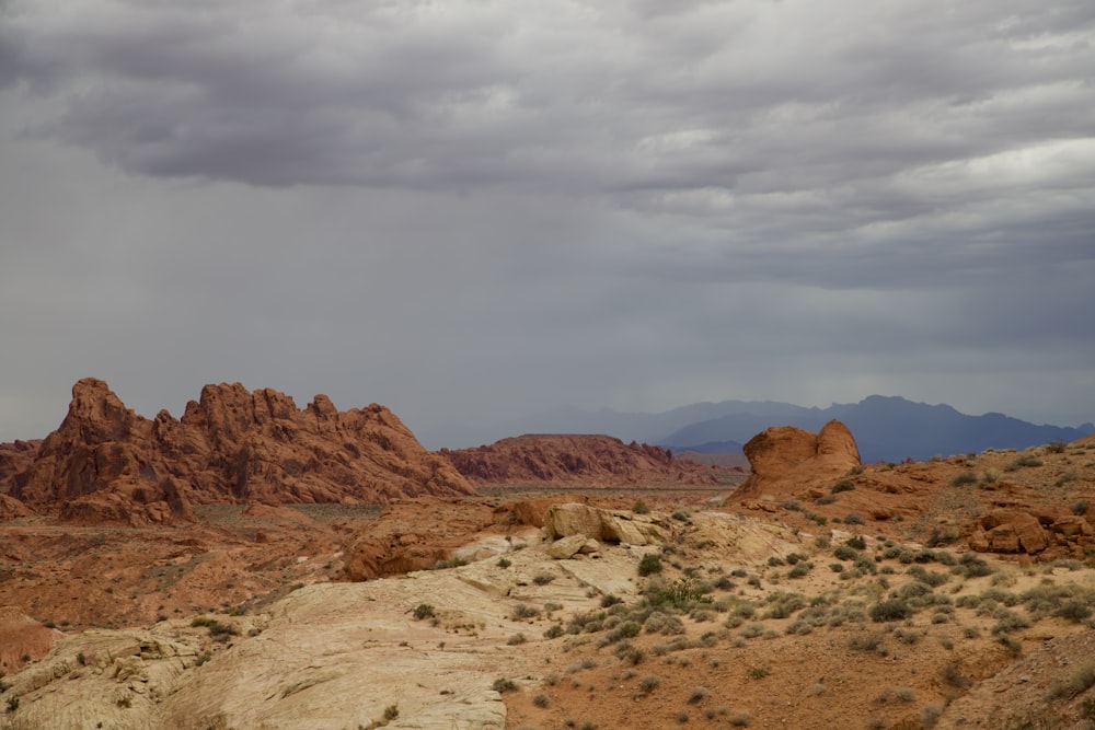 Montaña de roca marrón