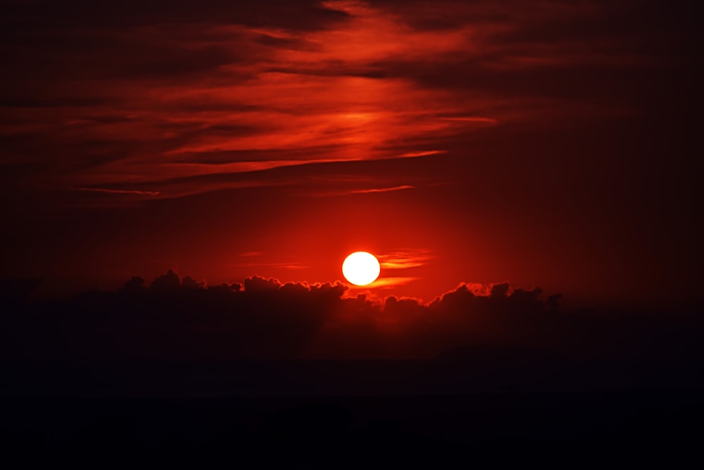 orangefarbener Sonnenuntergang