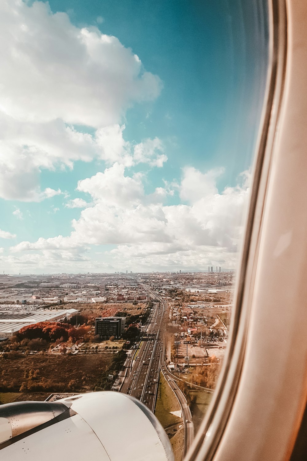 Vista de la ventana del avión de la carretera y los edificios durante el día