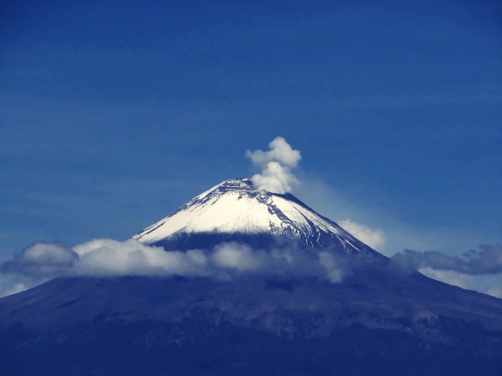 Volcán Popocatépetl nevado con fumarola