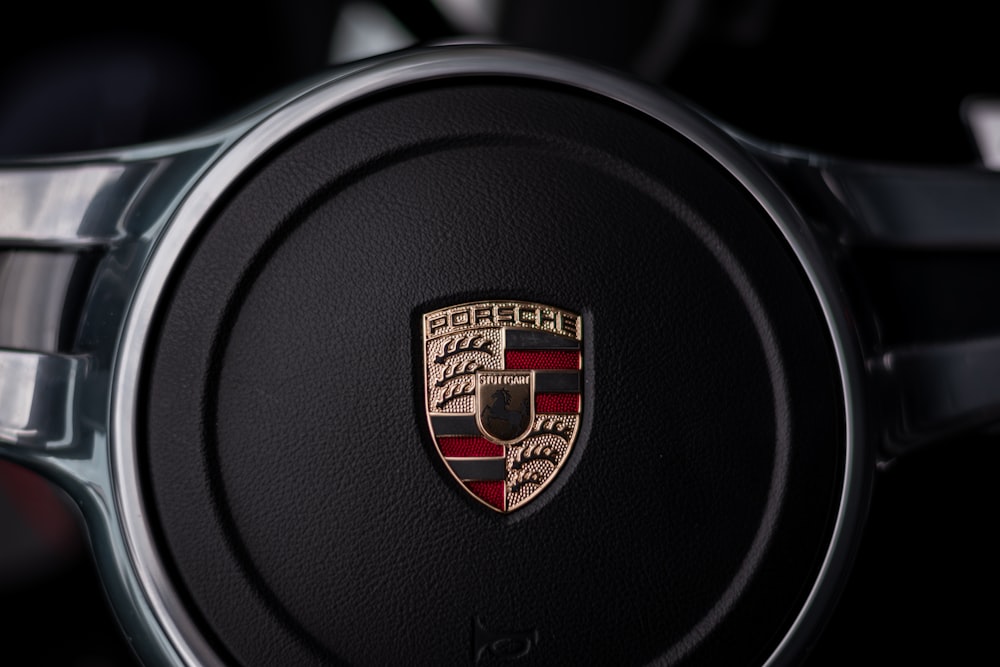 schwarze Porsche-Airbagabdeckung
