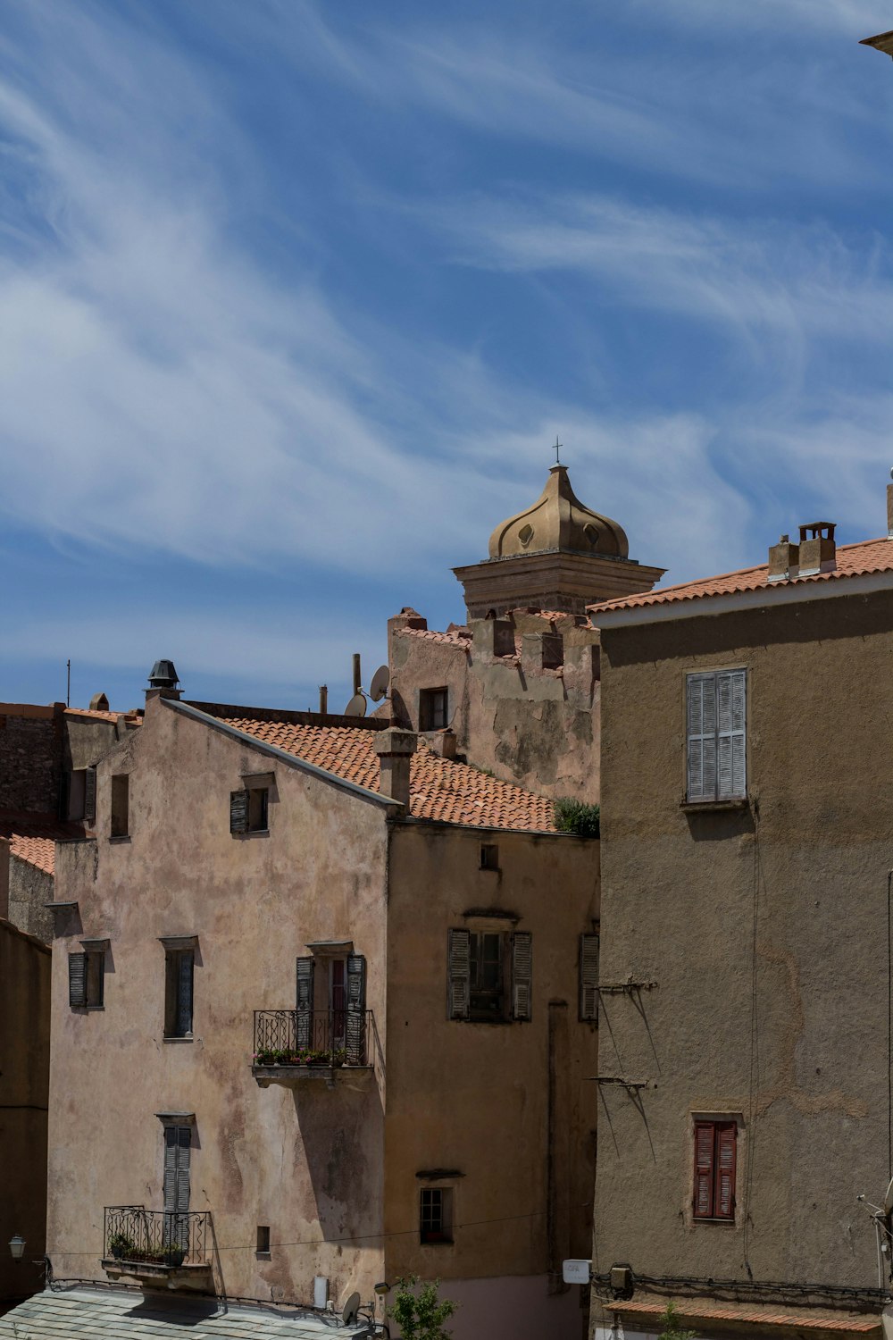 Edificio de hormigón marrón y blanco