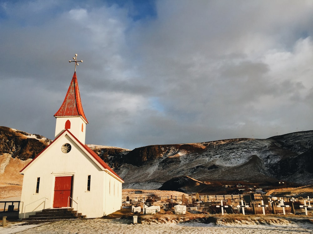 Catedral branca e vermelha perto da montanha
