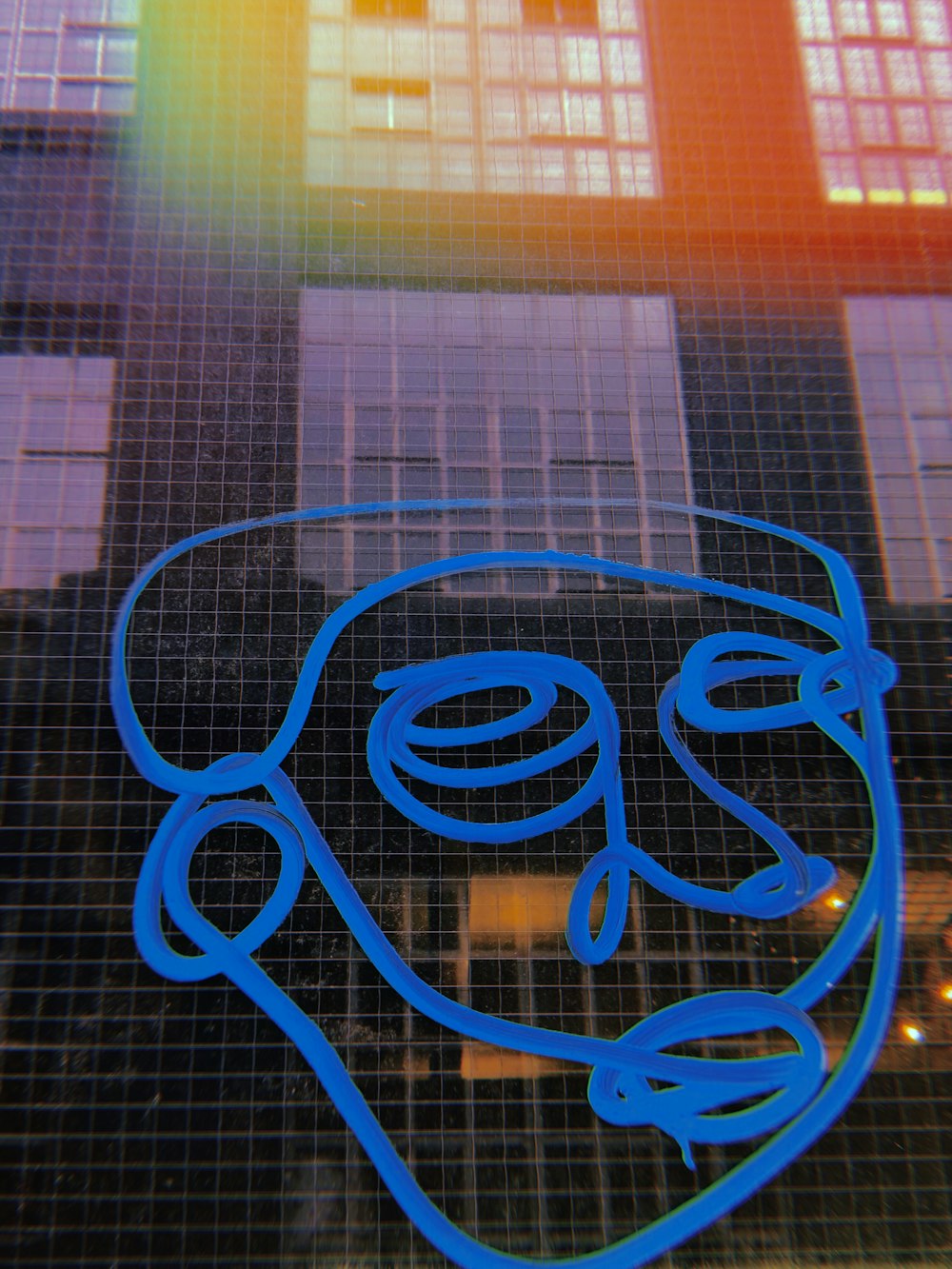 Gesichtsskizze der Person mit blauem Marker