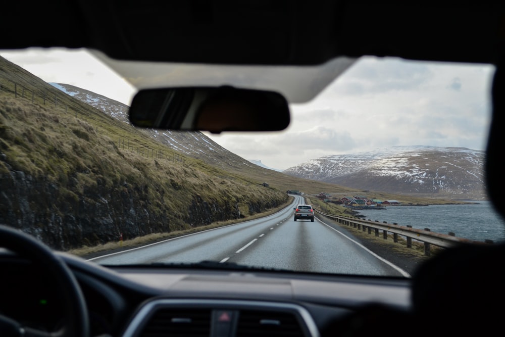 Véhicule gris sur la route