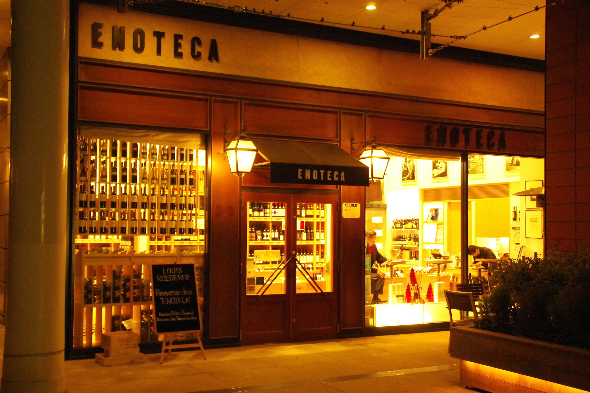 black and brown leather padded tub sofa