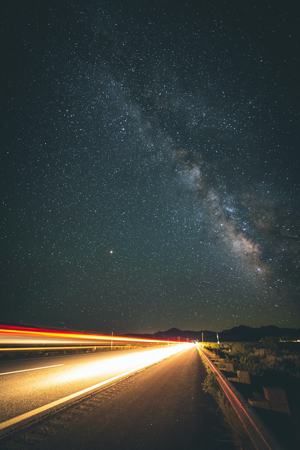 strada di cemento grigia vuota di notte