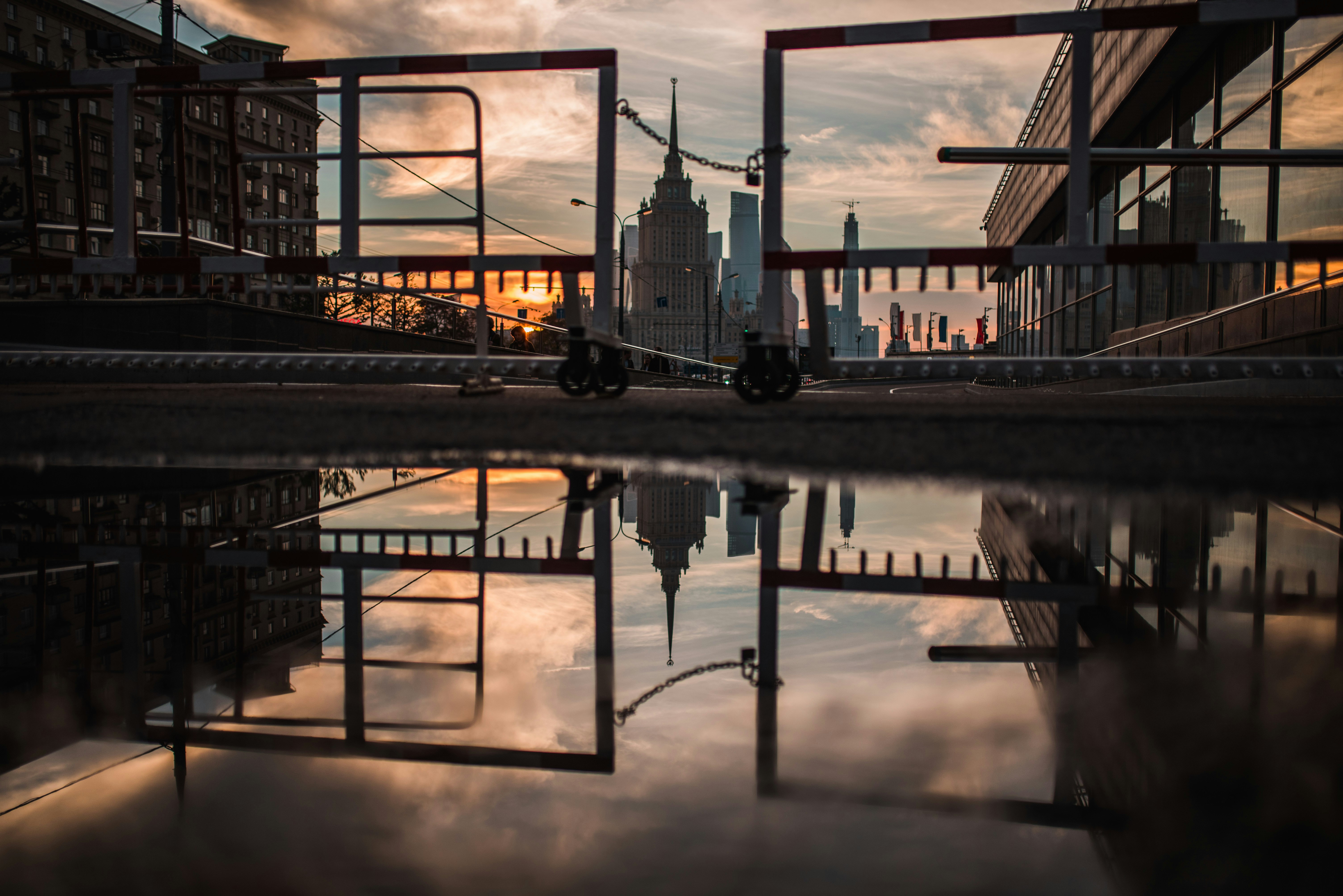 Отражение в луже - Москва