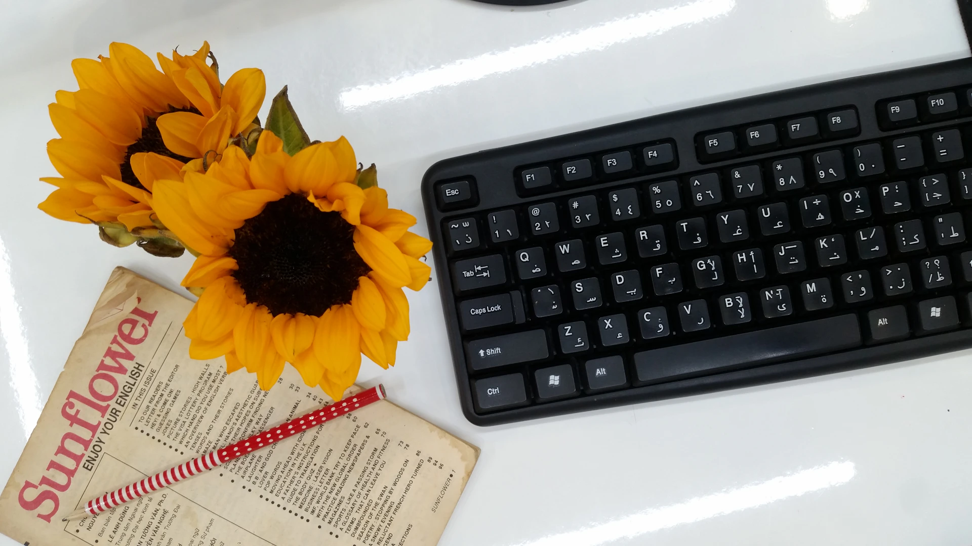 gray computer monitor