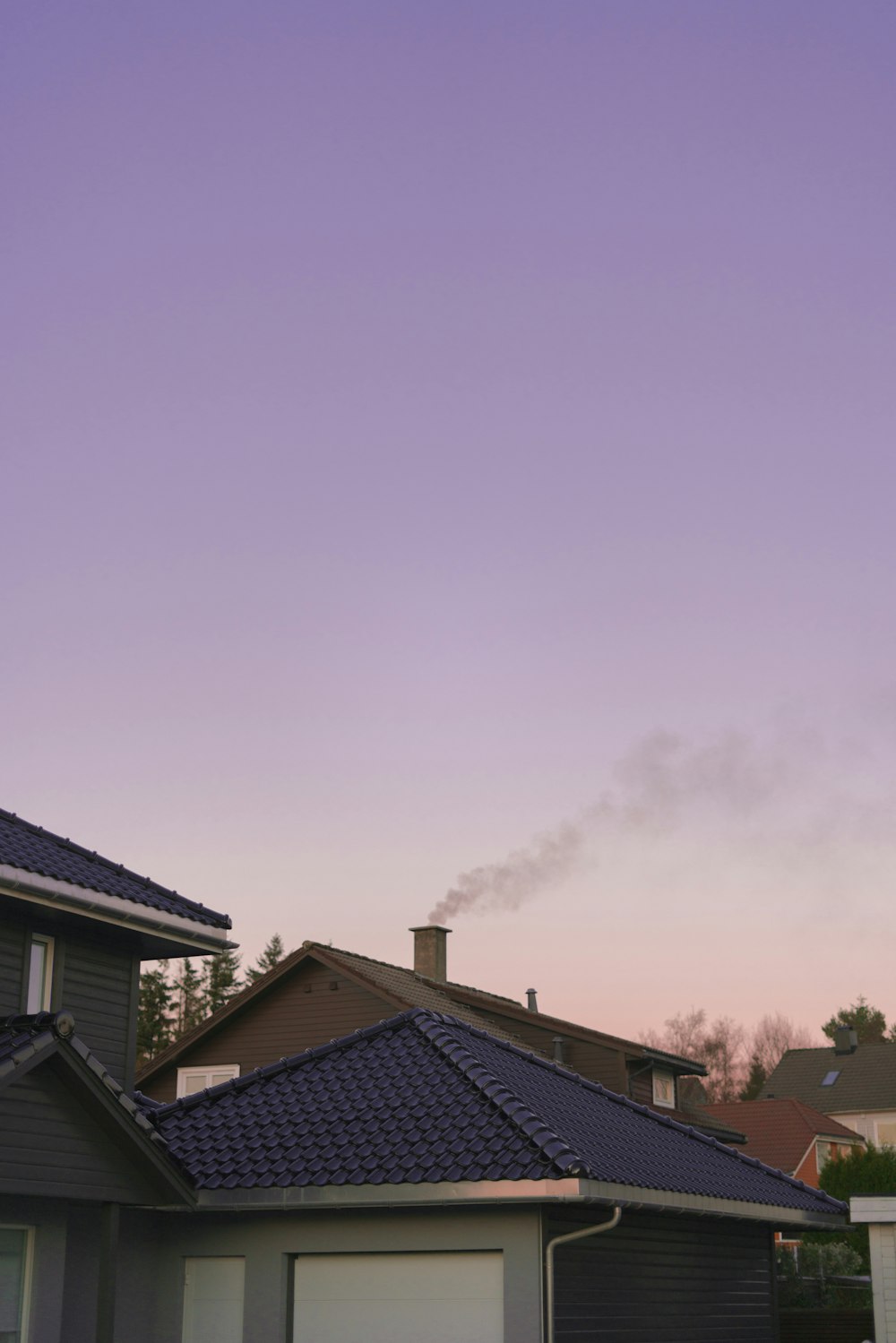 Maisons avec des toits de différentes couleurs