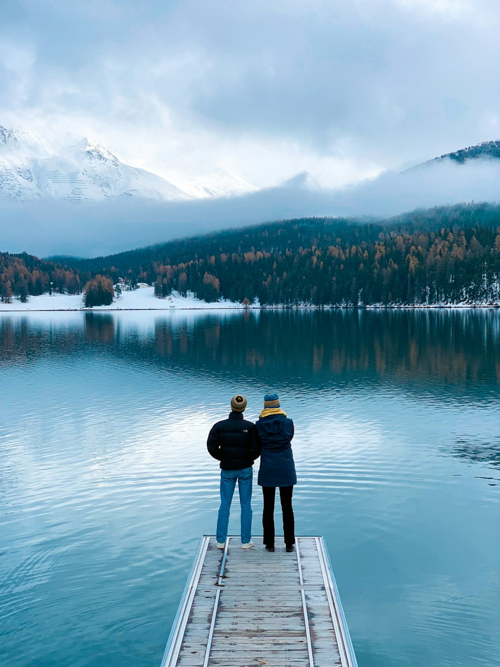 due persone in piedi sul molo durante il giorno