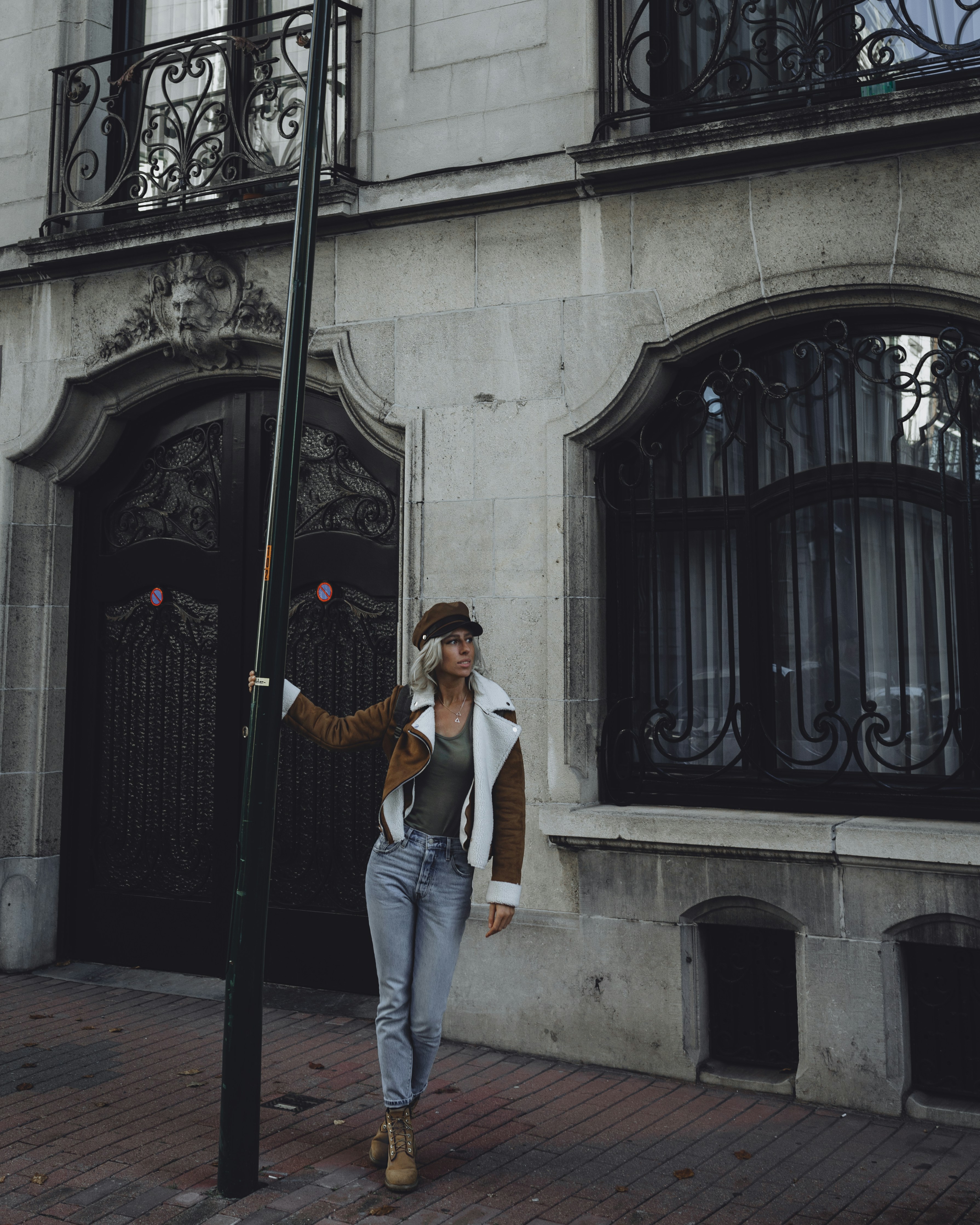 재킷 레이어링과 슬림한 실루엣