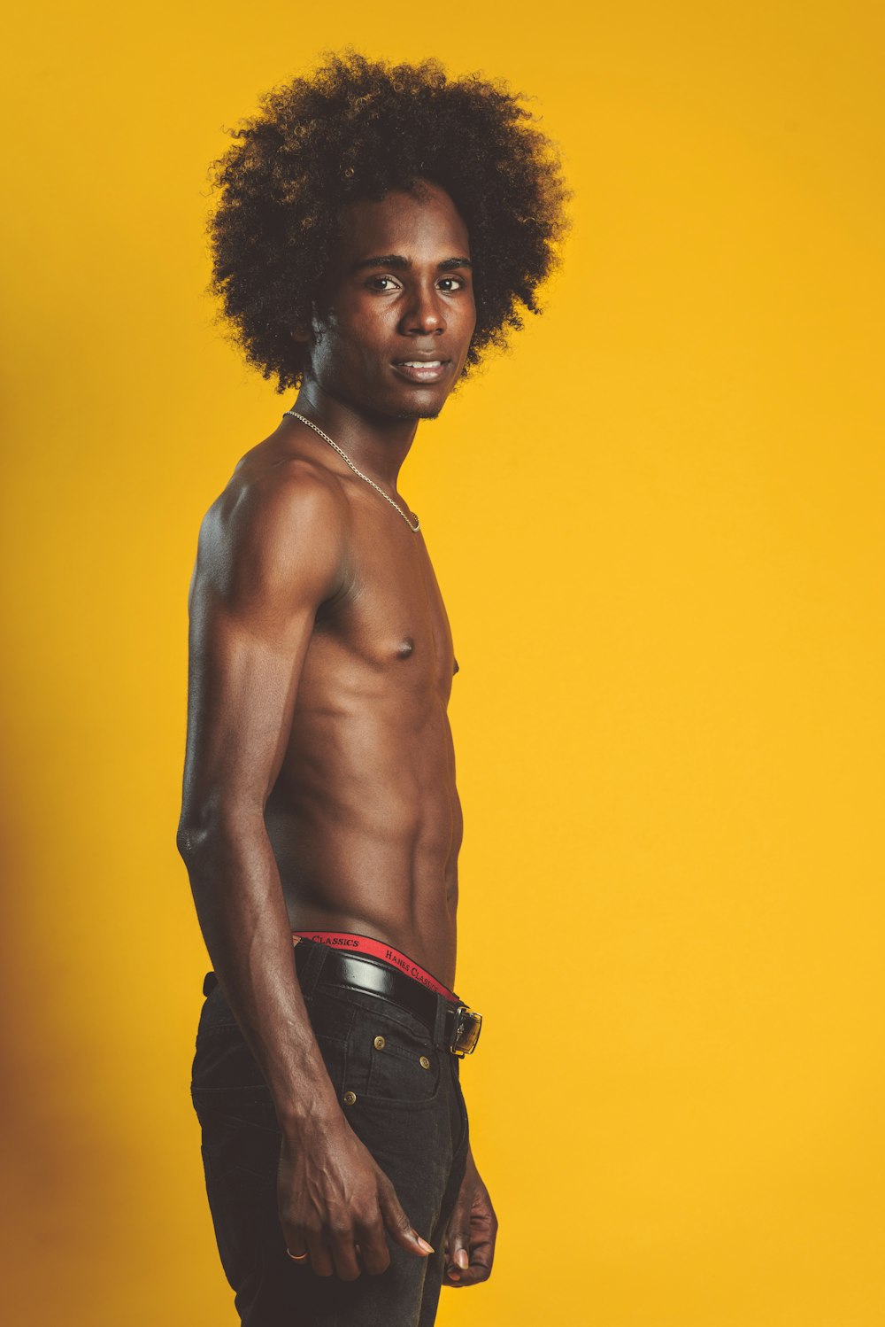 Hombre en topless con pantalones negros