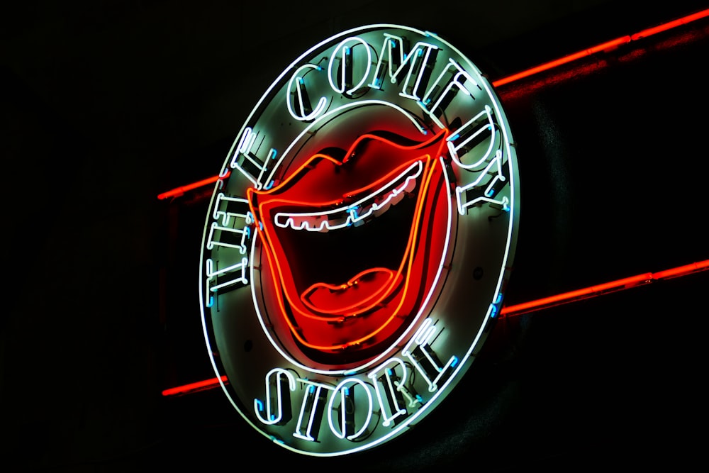 weiß die Neonreklame des Comedy Stores