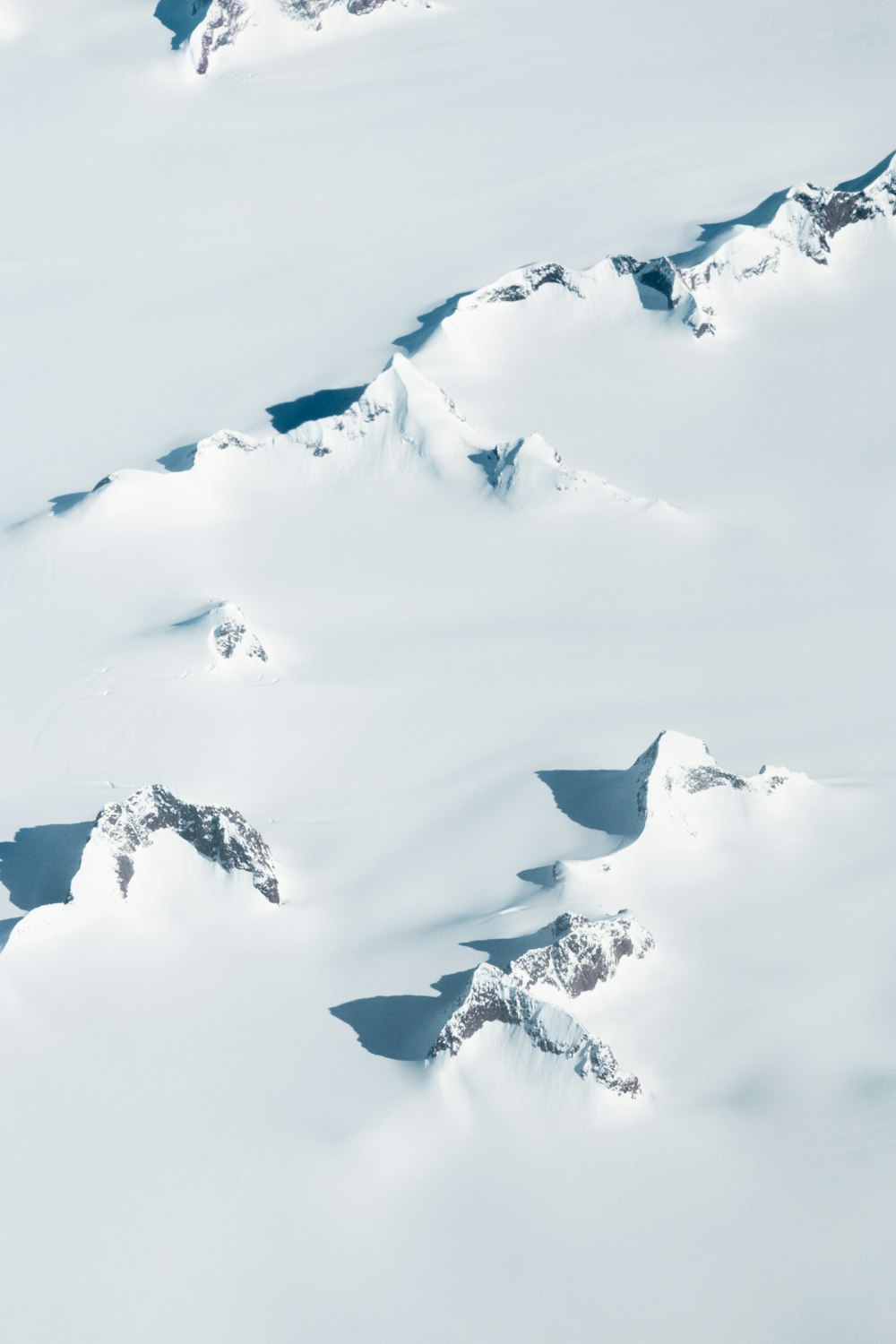 Tagsüber schneebedecktes Feld