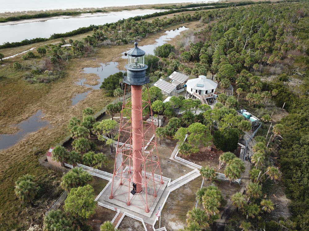 Fotografía de enfoque selectivo del faro rojo y negro durante el día