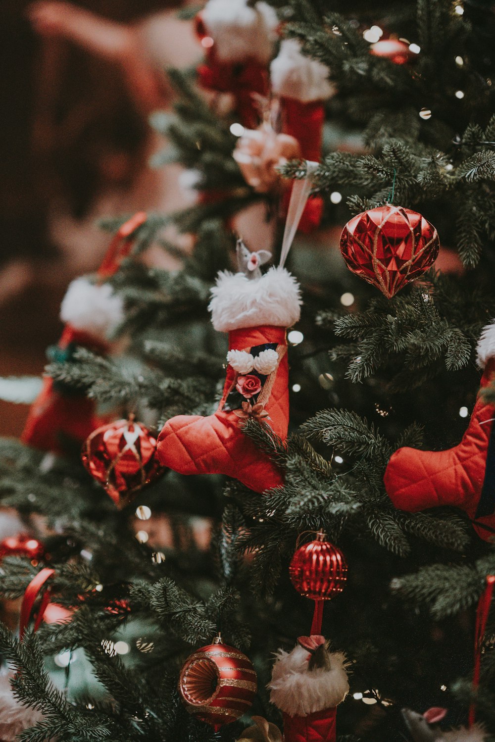 albero di Natale pre-illuminato con addobbi assortiti per l'albero di Natale