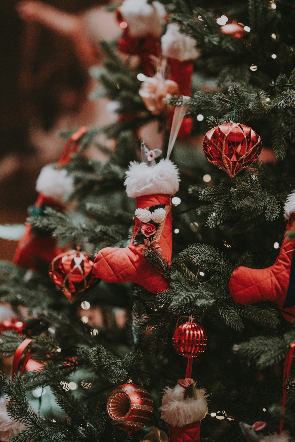 vorbeleuchteter Weihnachtsbaum mit passendem Christbaumschmuck