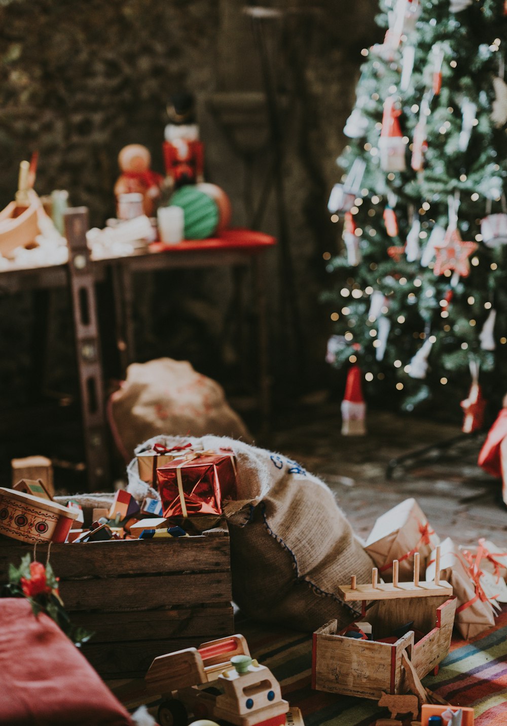 verschiedene Weihnachtsdekorationen im Zimmer