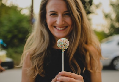 Danielle smiling behind the dessert trailer serving freshly baked treats.