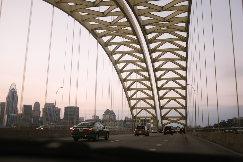 Fahrzeuge in der Nähe der Brücke