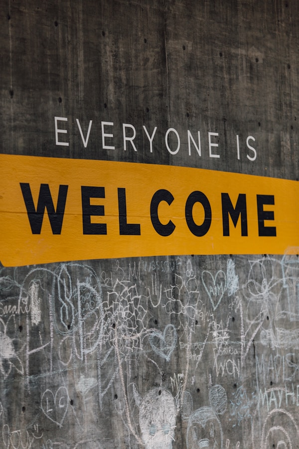 Sinalização "Todos são bem-vindos "por Katie Moum