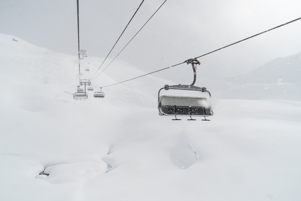 Teleférico negro durante la temporada de invierno