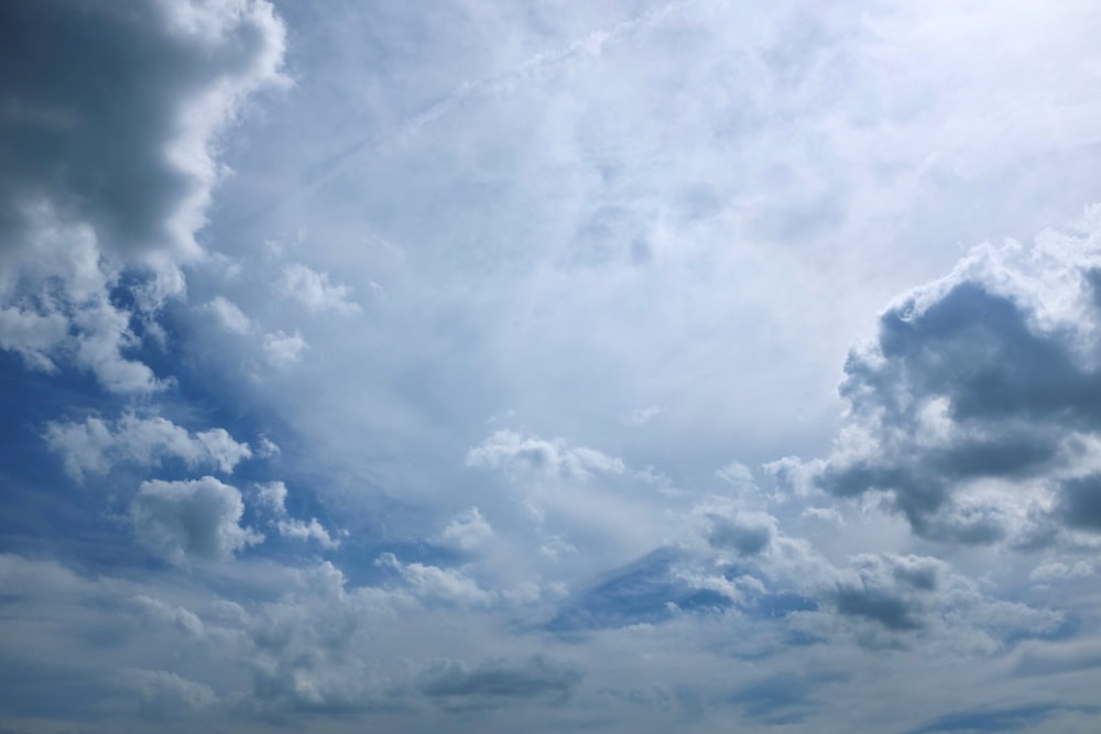 Fotografía de nubes desde un ángulo bajo