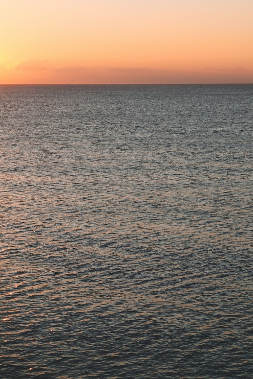 Mer calme pendant l’heure dorée