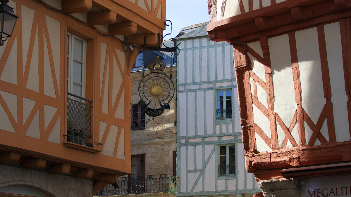 Les maisons à pans de bois et l'horloge ouvragée de la vieille ville de Vannes