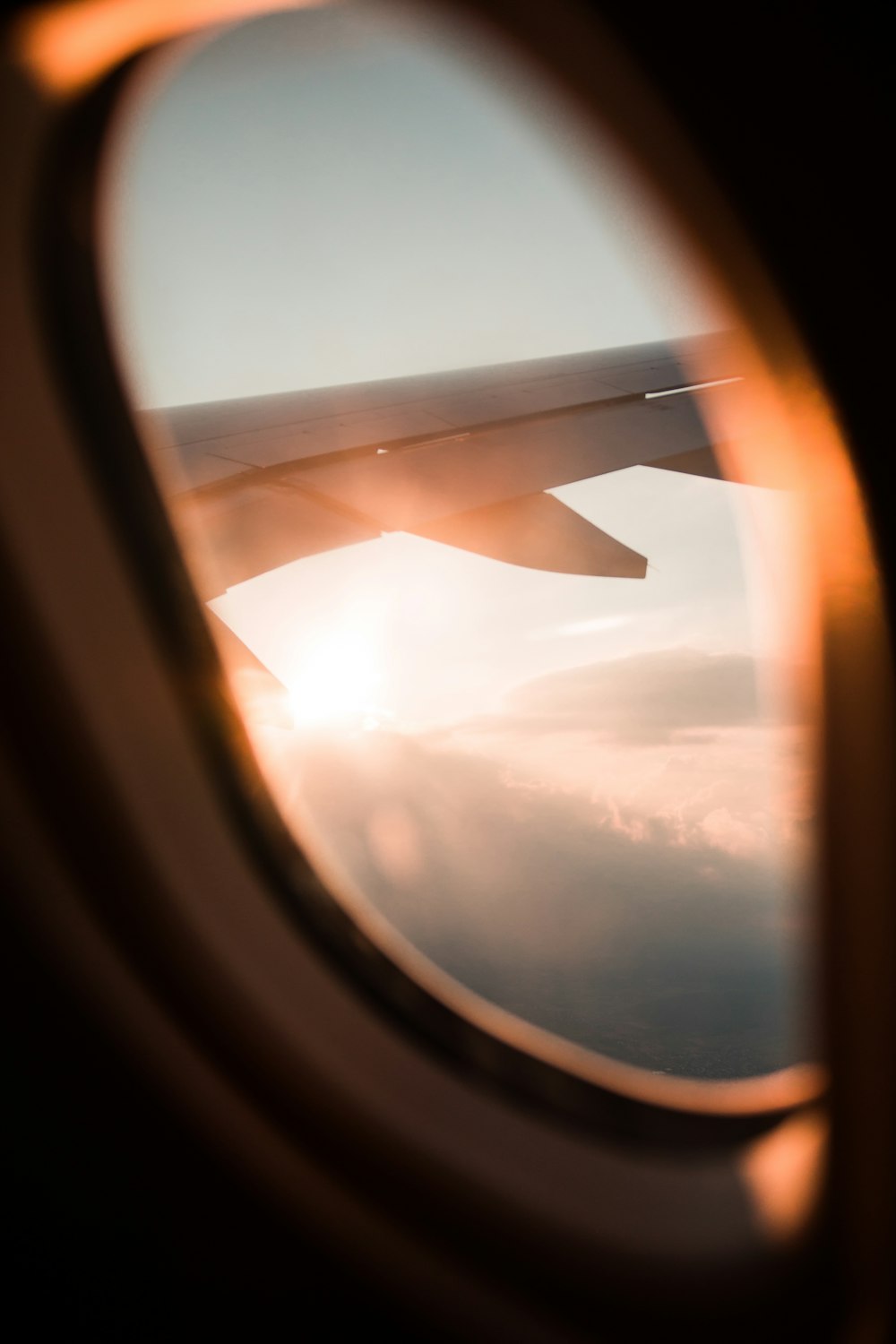 janela do avião de passageiros durante o dia