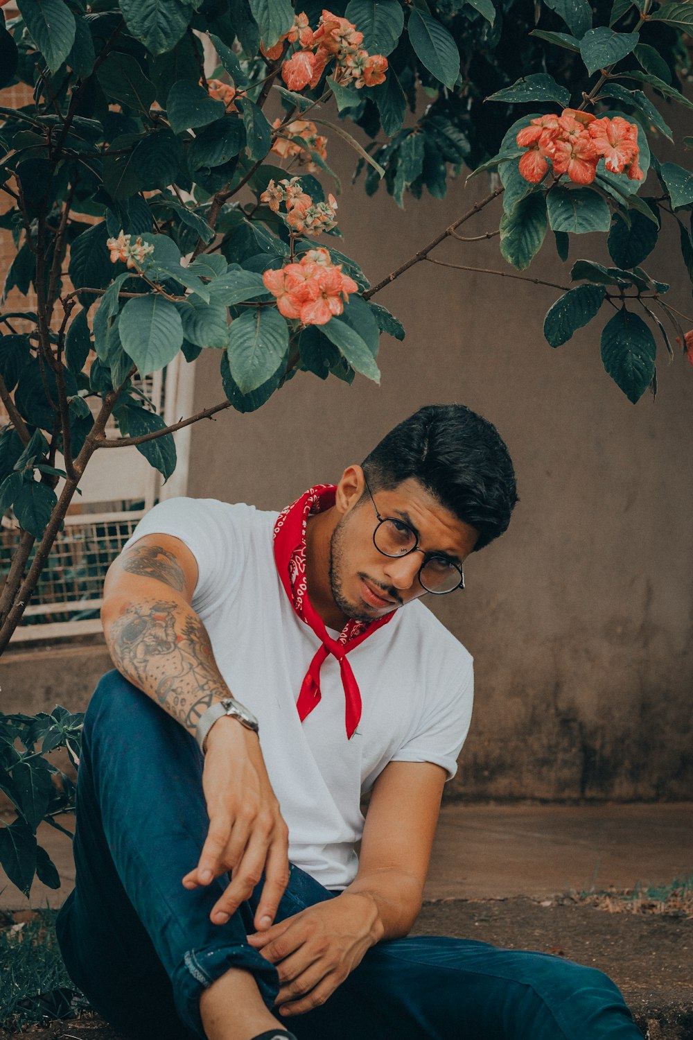 Uomo in camicia girocollo rossa che indossa bandana rossa foto –  Abbigliamento Immagine gratuita su Unsplash