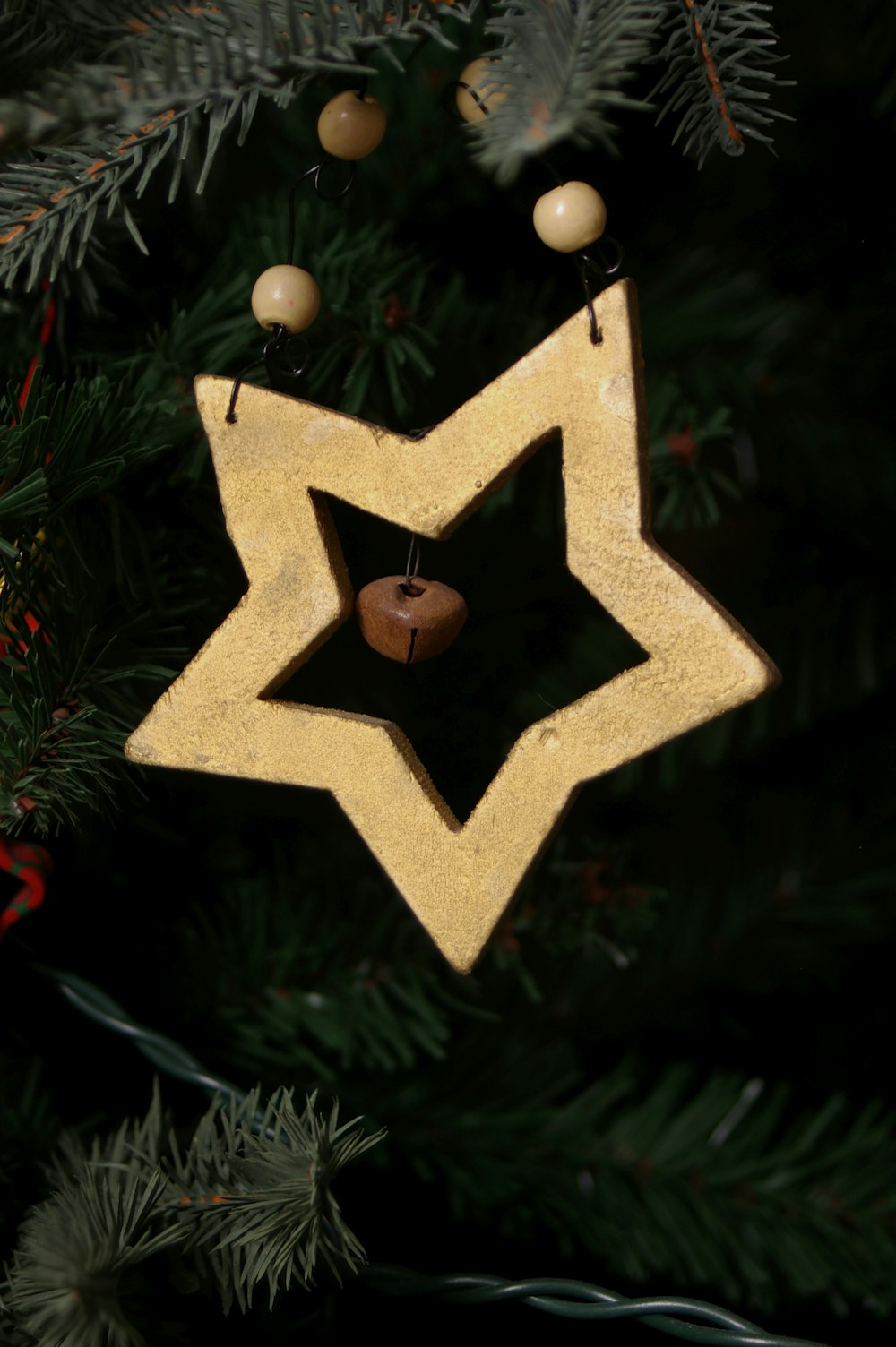 estrella blanca en árbol de Navidad verde