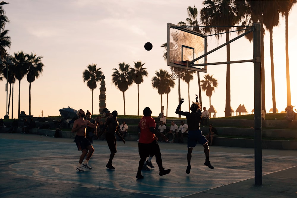 grupo de hombres jugando al baloncesto