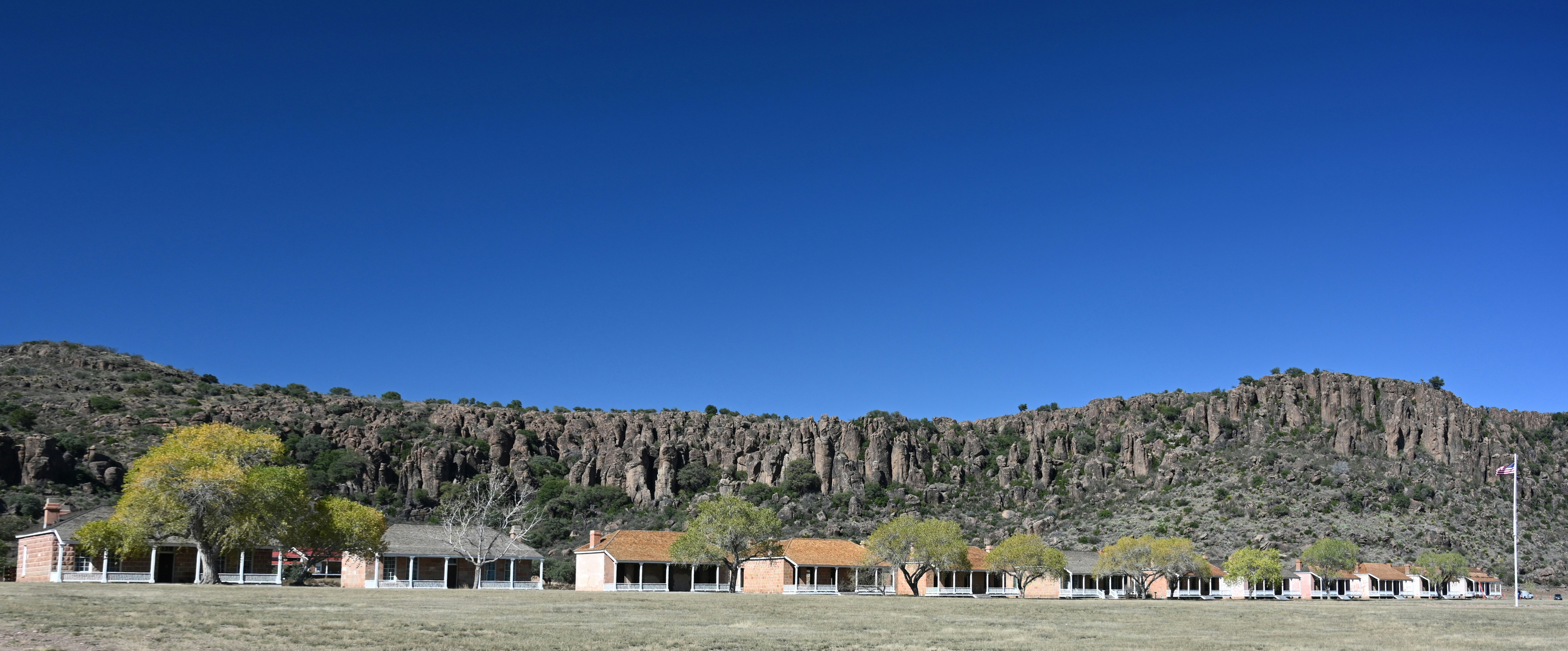 Casa marrón cerca de los árboles