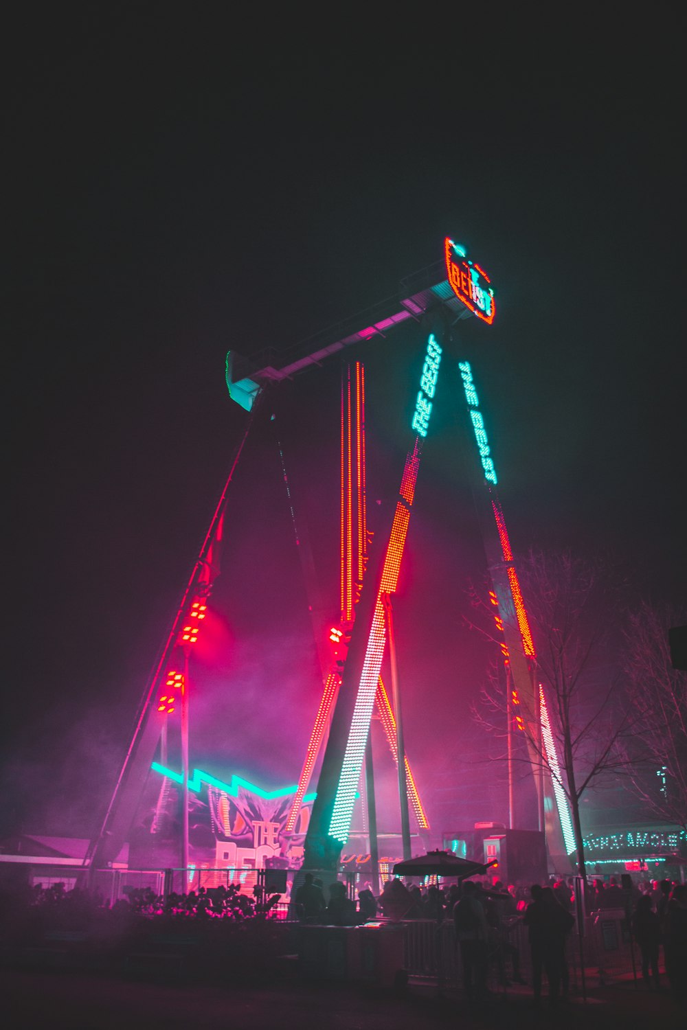 Groupe de personnes près de Theme Park Ride