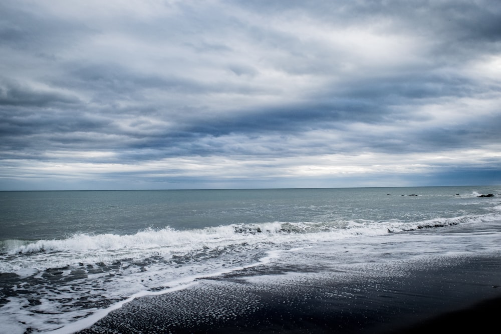 sea waves during daytime