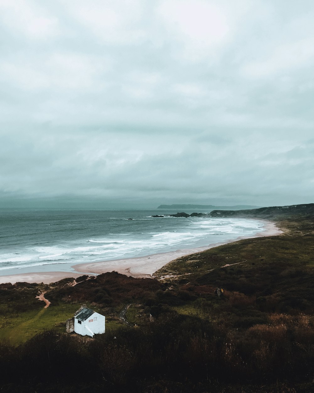 Fotografia aerea della casa con sfondo oceanico