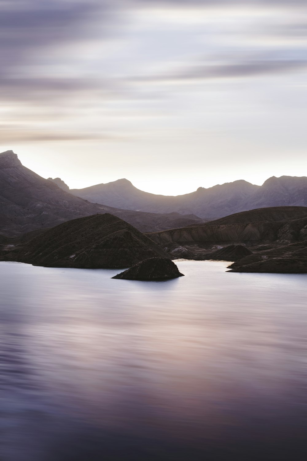 Vista della montagna vicino allo specchio d'acqua