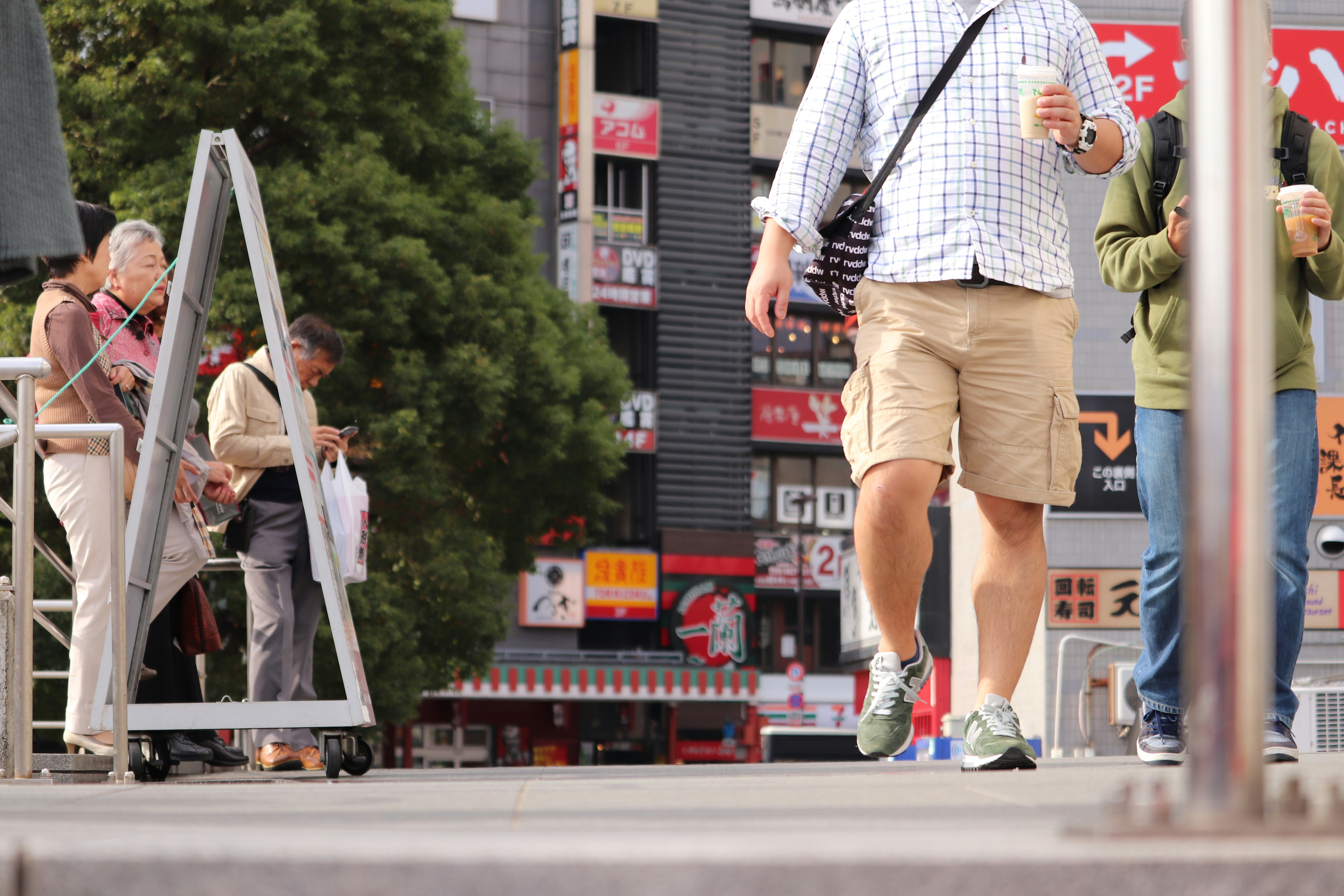 Real-Life Tricks People Use to Make Daily Life Smoother – man walking near post