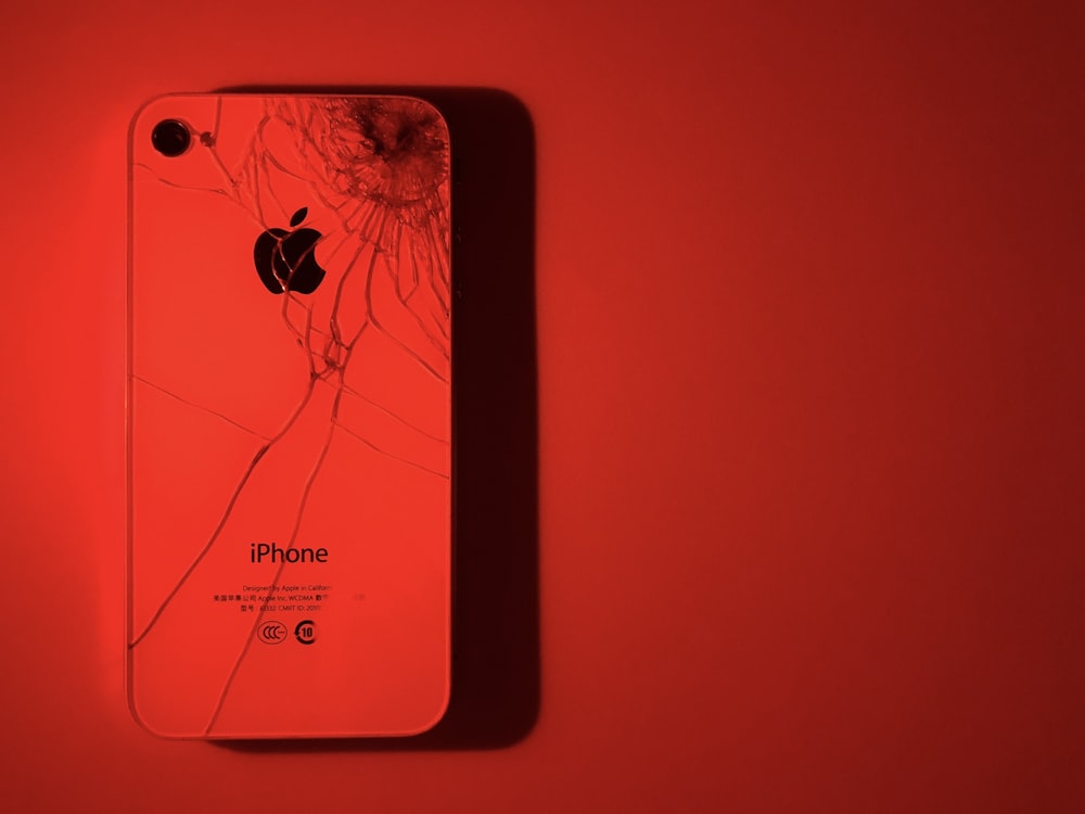 iPhone branco sob luz vermelha