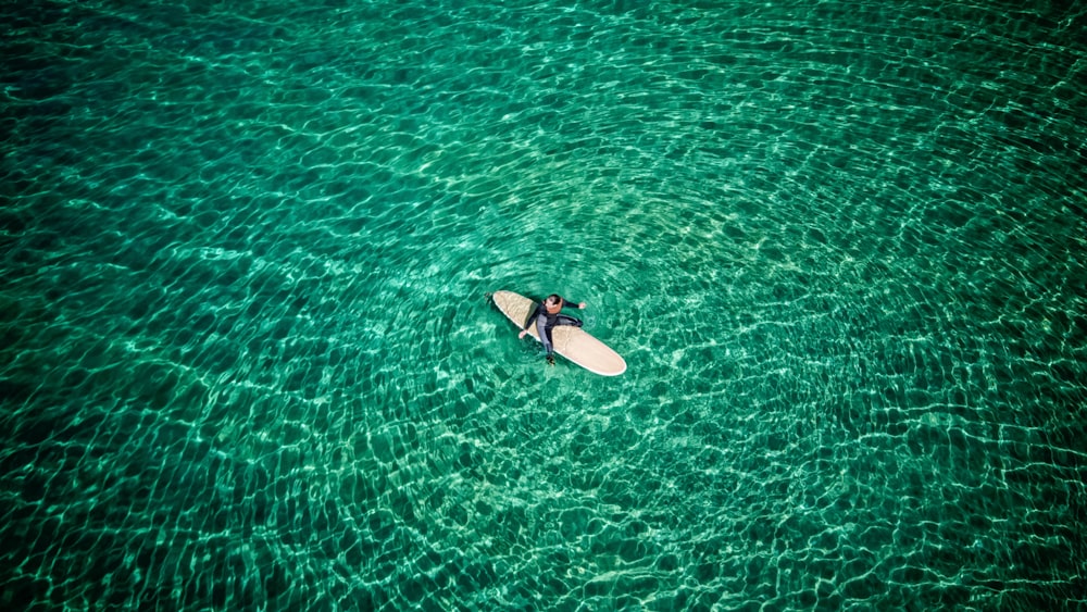 Frau surft auf einem Gewässer