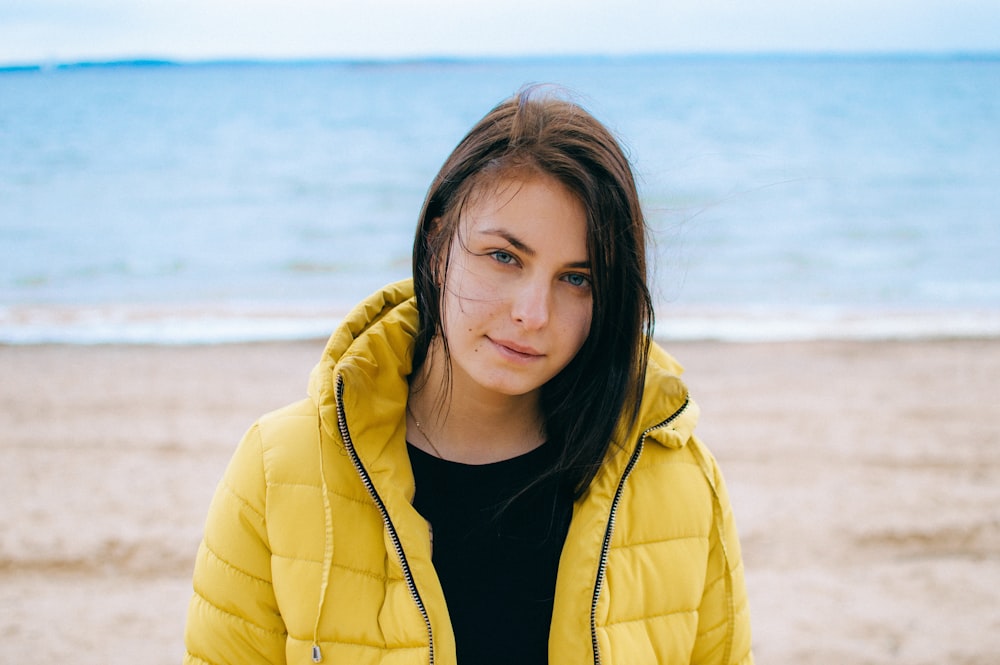 femme debout près du rivage